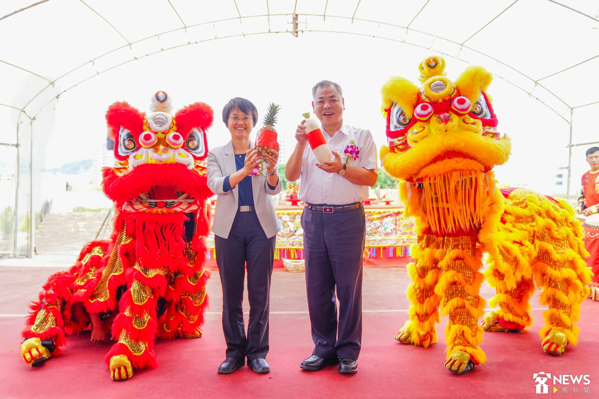 古秀妃主委(左)與新竹縣政府副縣長陳見賢(右),一同接受好彩頭。朱愷元攝