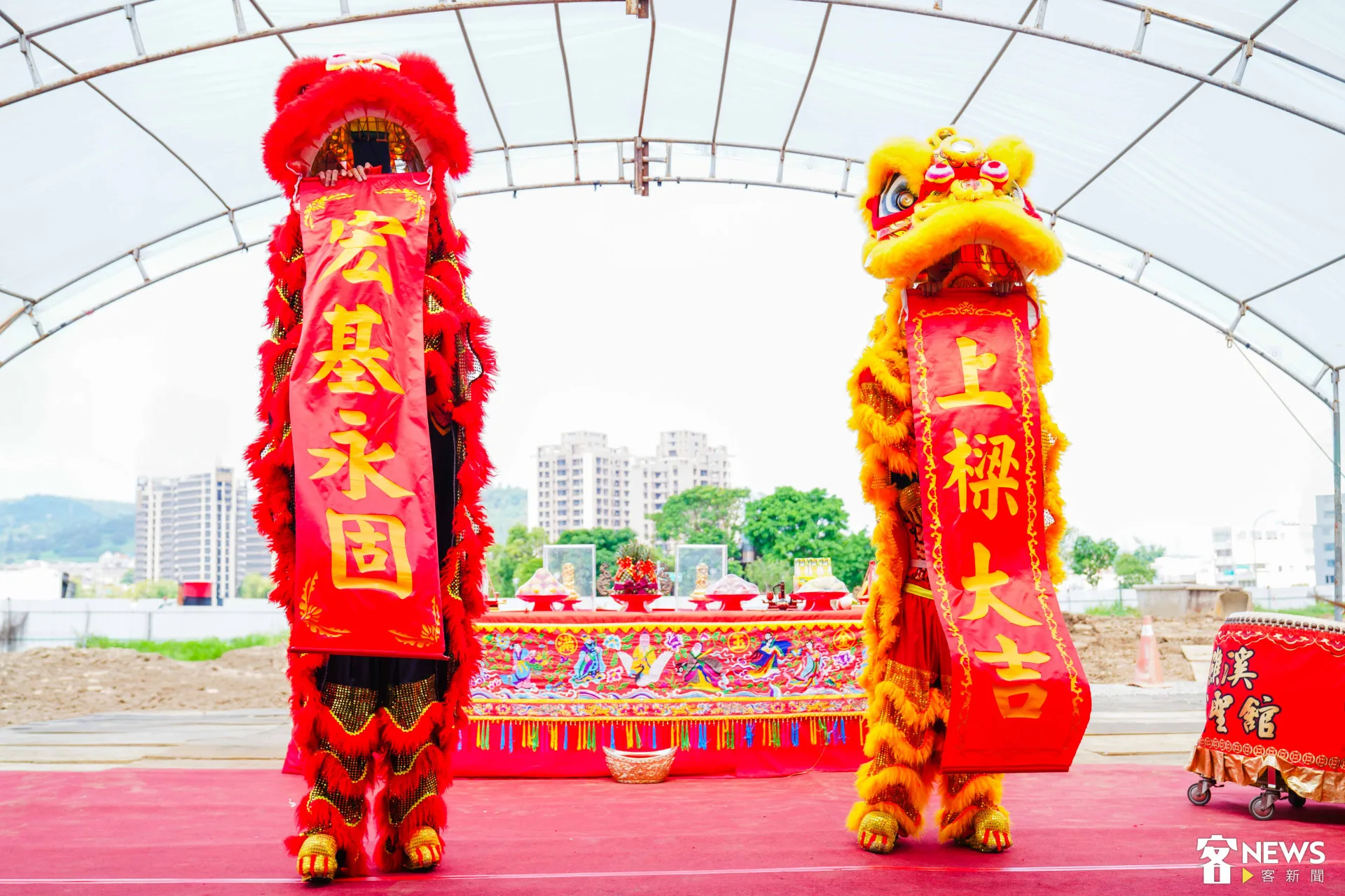 舞獅慶祝大禾埕上樑。朱愷元攝
