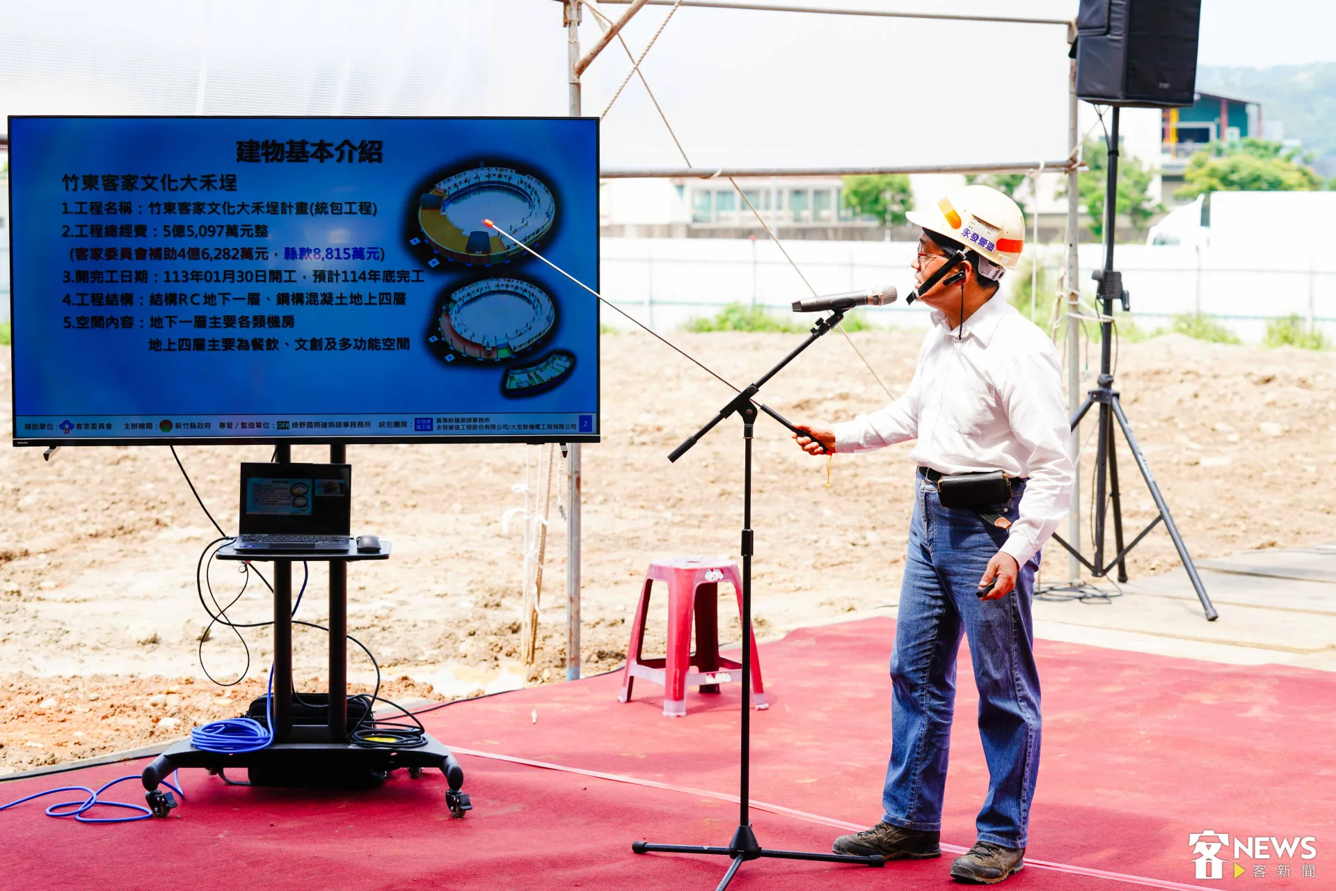 永發營造主任葉翔貞報告建築進度。朱愷元攝