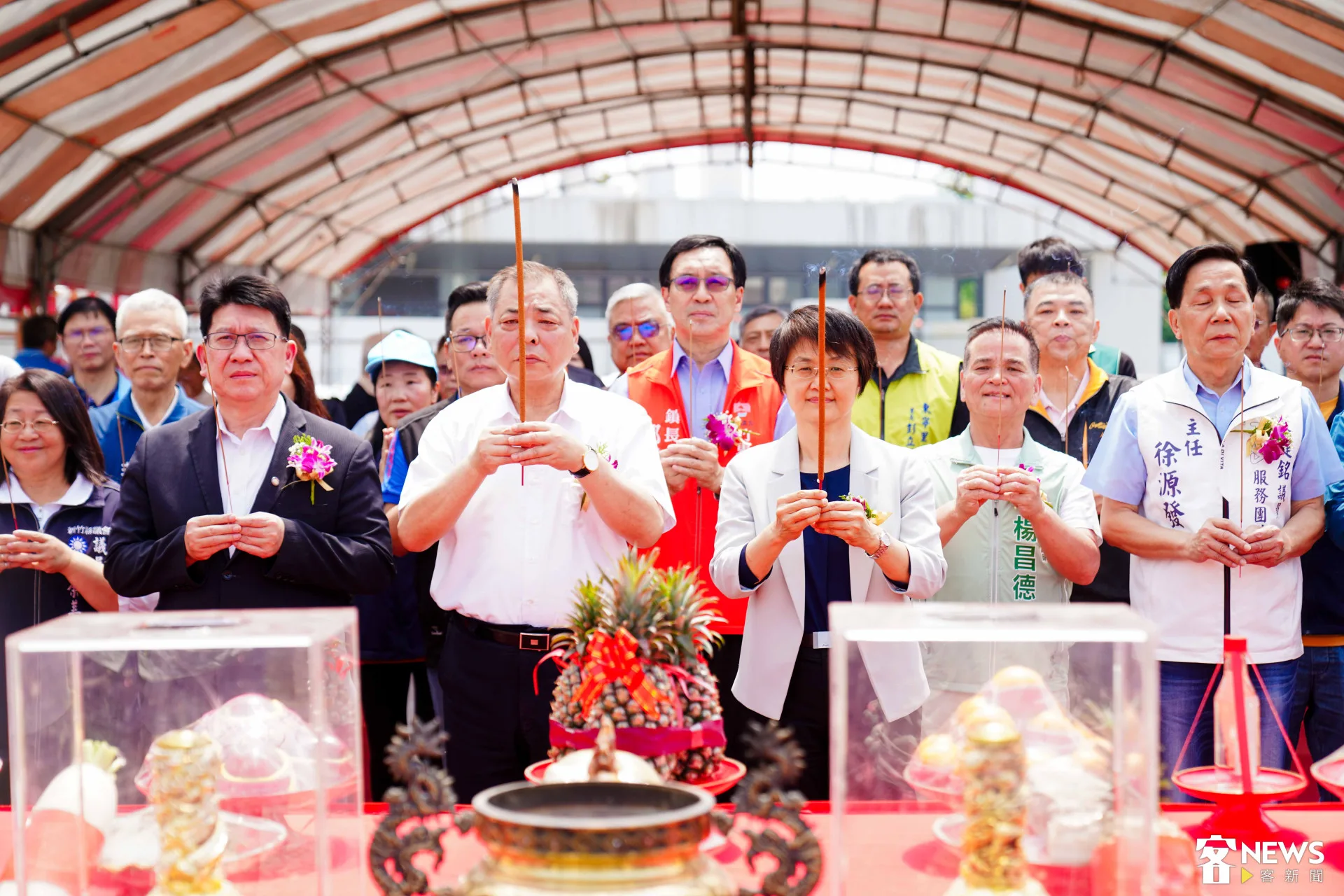 林思銘立委(左)、新竹縣副縣長陳見賢(中)、客委會主委古秀妃(右)一同上香祈福。朱愷元攝
