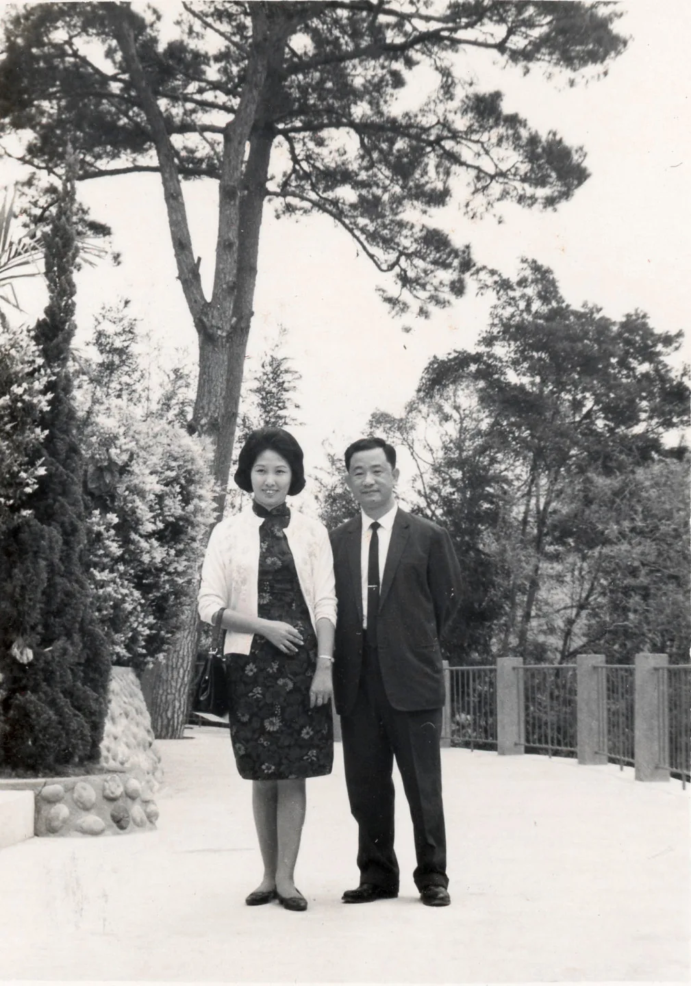 江平成（1928–2004）、曾雲珍（1933–2018）夫婦，是曾舉直的女婿、女兒，1955年到苗栗創設中廣苗栗臺，對客家文化、戲曲的傳播影響深遠。江光大、彭文銘提供