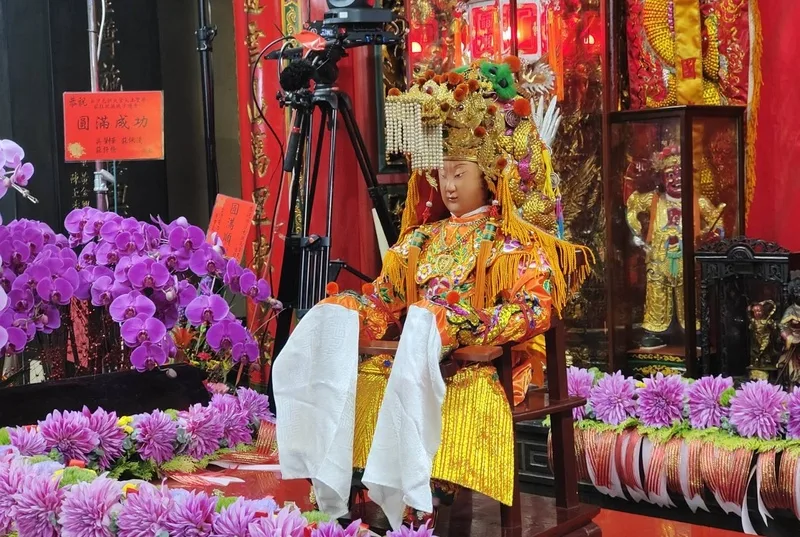 拱天宮媽祖神尊被請出神龕,等候登轎。中央社