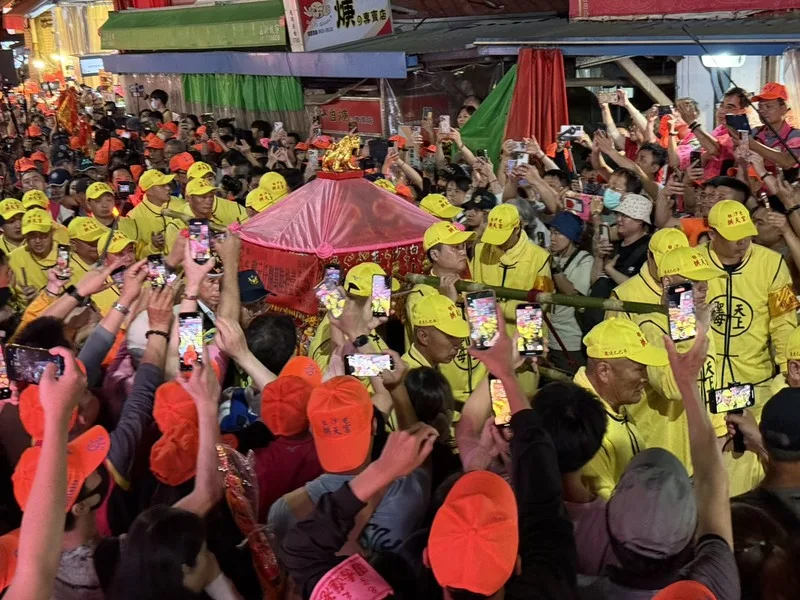 白沙屯媽祖進香啟程，33萬香燈腳簇擁追粉紅超跑。中央社。圖為2025年資料照片。