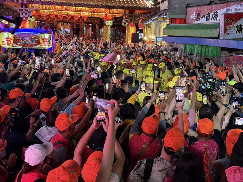 苗栗縣通霄鎮白沙屯拱天宮媽祖徒步往雲林朝天宮進香之旅,2日凌晨起駕出發。中央社