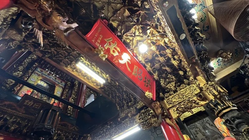 總統賴清德晚間前往參香並為所贈牌匾「拱昭天佑」揭幕。中央社