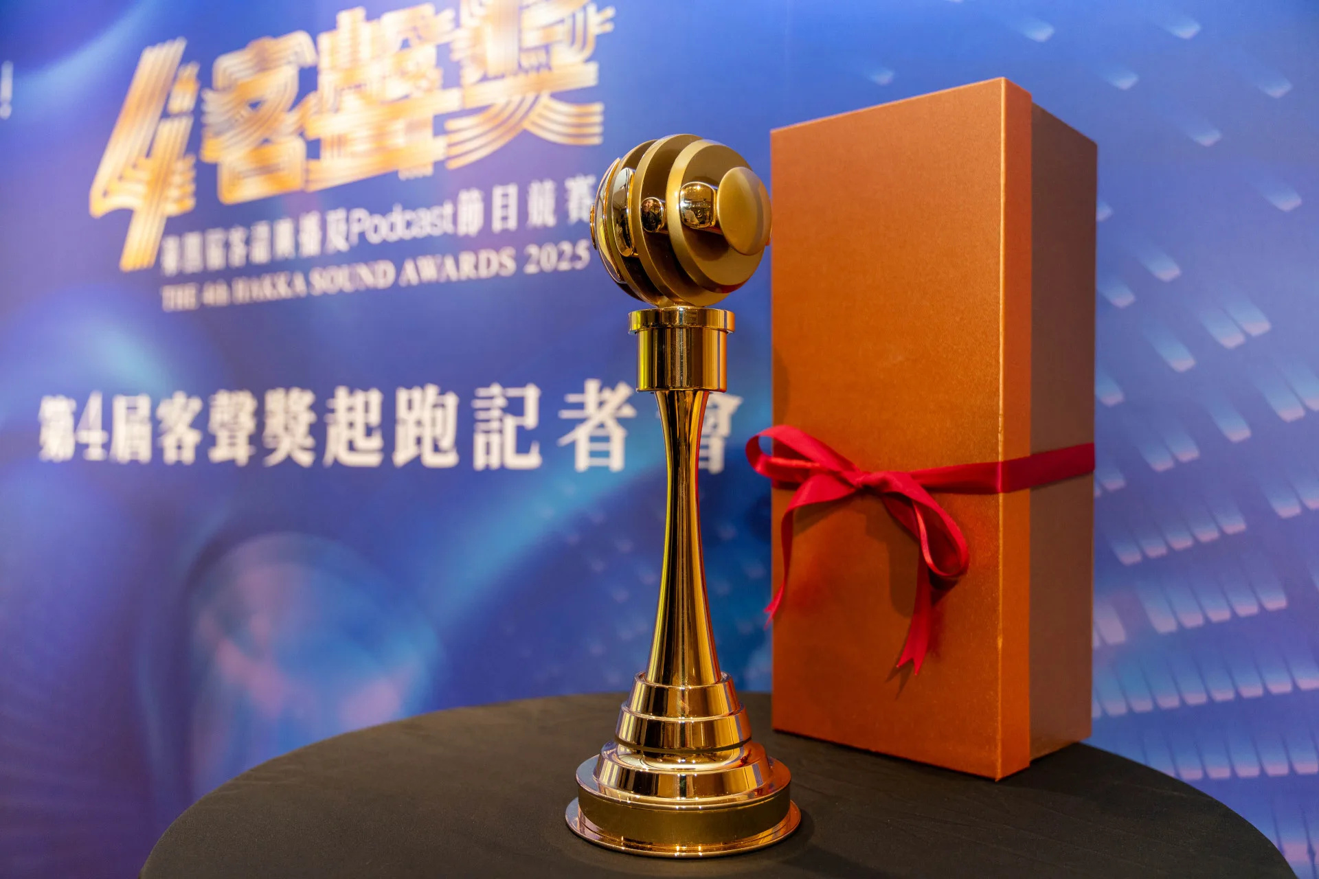 客聲獎比照金鐘規格製作全新獎盃。李台源攝