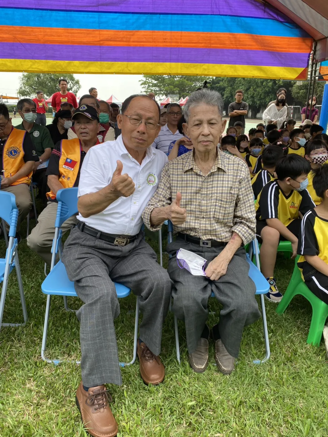 東興創校就服務的老師廖正雄(右),與第一屆校友廖石柱(左)師生合影,二人將近60多年未見面。東興國小提供