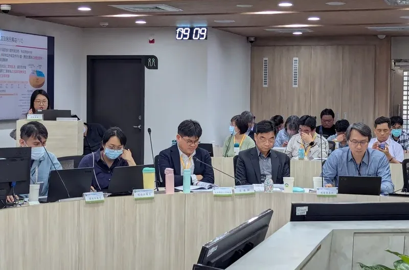 環境部5日舉辦「高鐵延伸宜蘭計畫環境影響評估報告書初稿」專案小組初審會議。交通部次長伍勝園（前排右2）、交通部鐵道局長楊正君（前排右3）與會，說明本案有助解決東部交通一票難求。中央社
