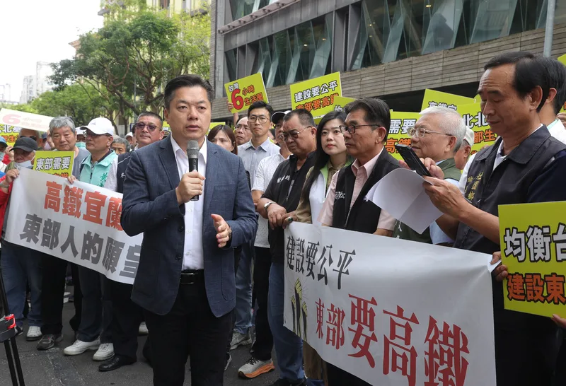 民進黨宜蘭縣黨部5日在環境部後棟門口舉行「建設要公平，宜蘭要高鐵」宜蘭人為高鐵延伸東部讚聲記者會，民進黨立委陳俊宇（前左）到場發言，關注東部交通建設與區域發展。中央社