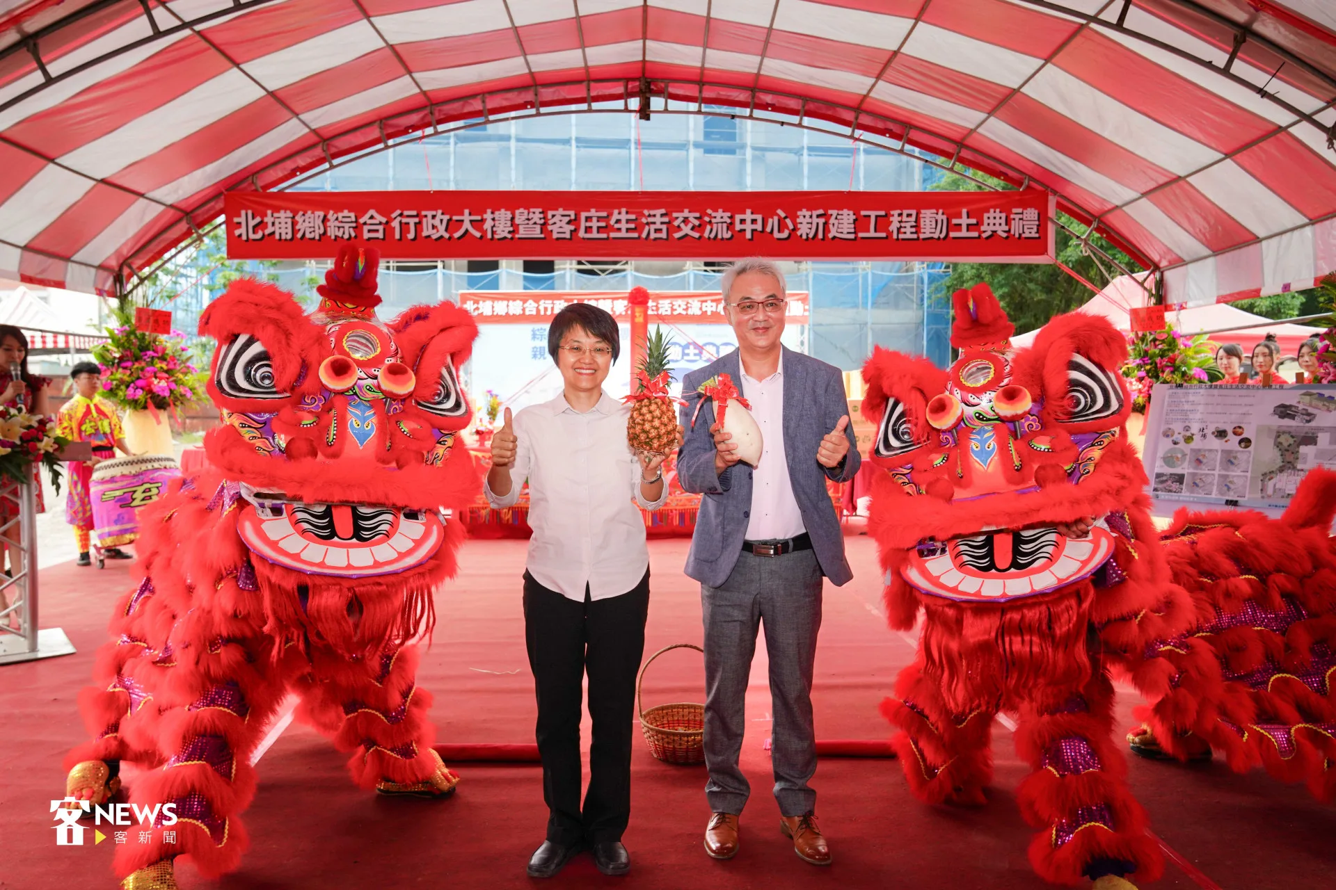 客委會主委古秀妃(左)及北埔鄉長莊明增(右)祝願工程順利圓滿。宋佩遙攝