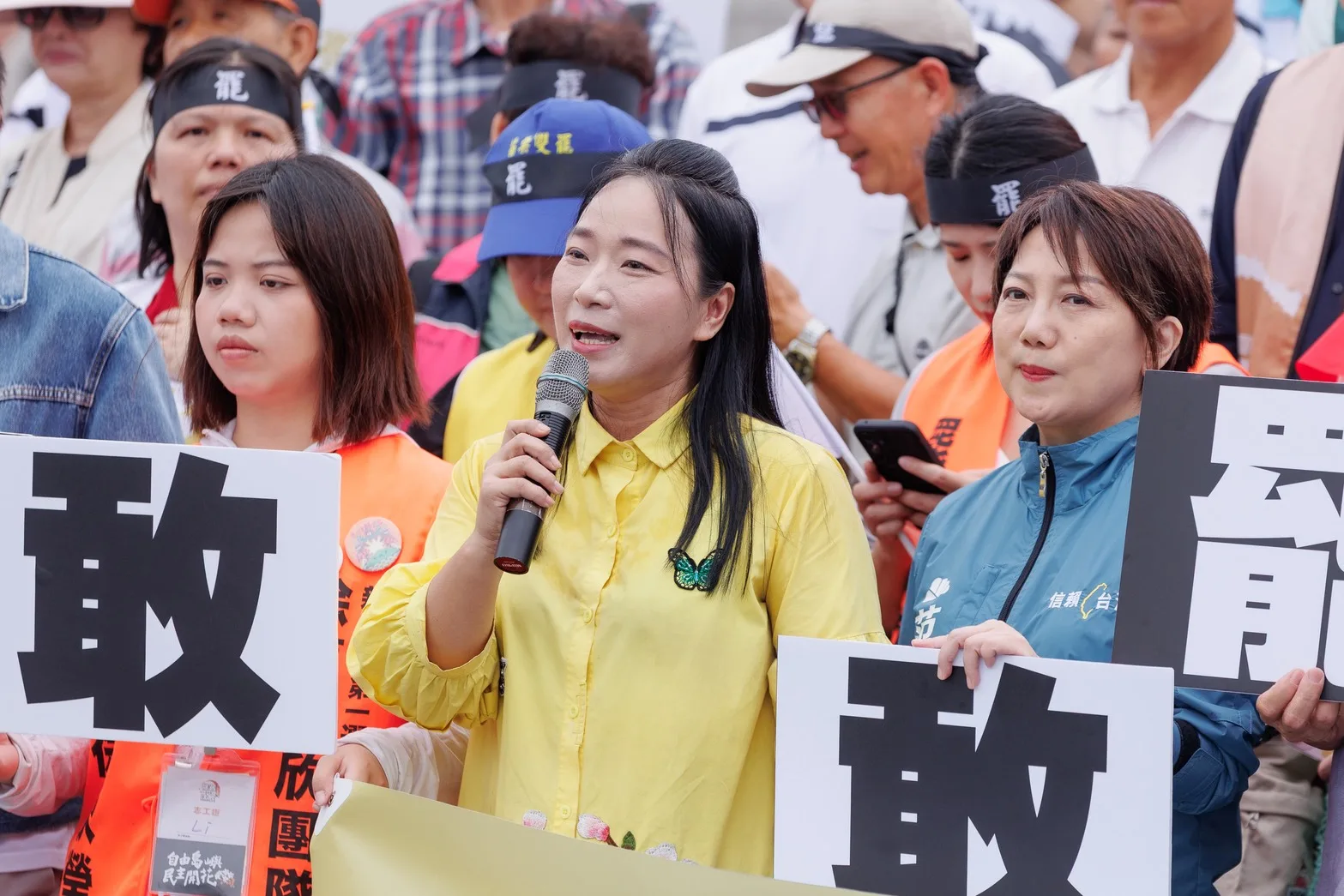 客家社團手持「罷」、「敢」標語,聲援新竹、苗栗的罷免團體。台灣客家聯盟協會提供