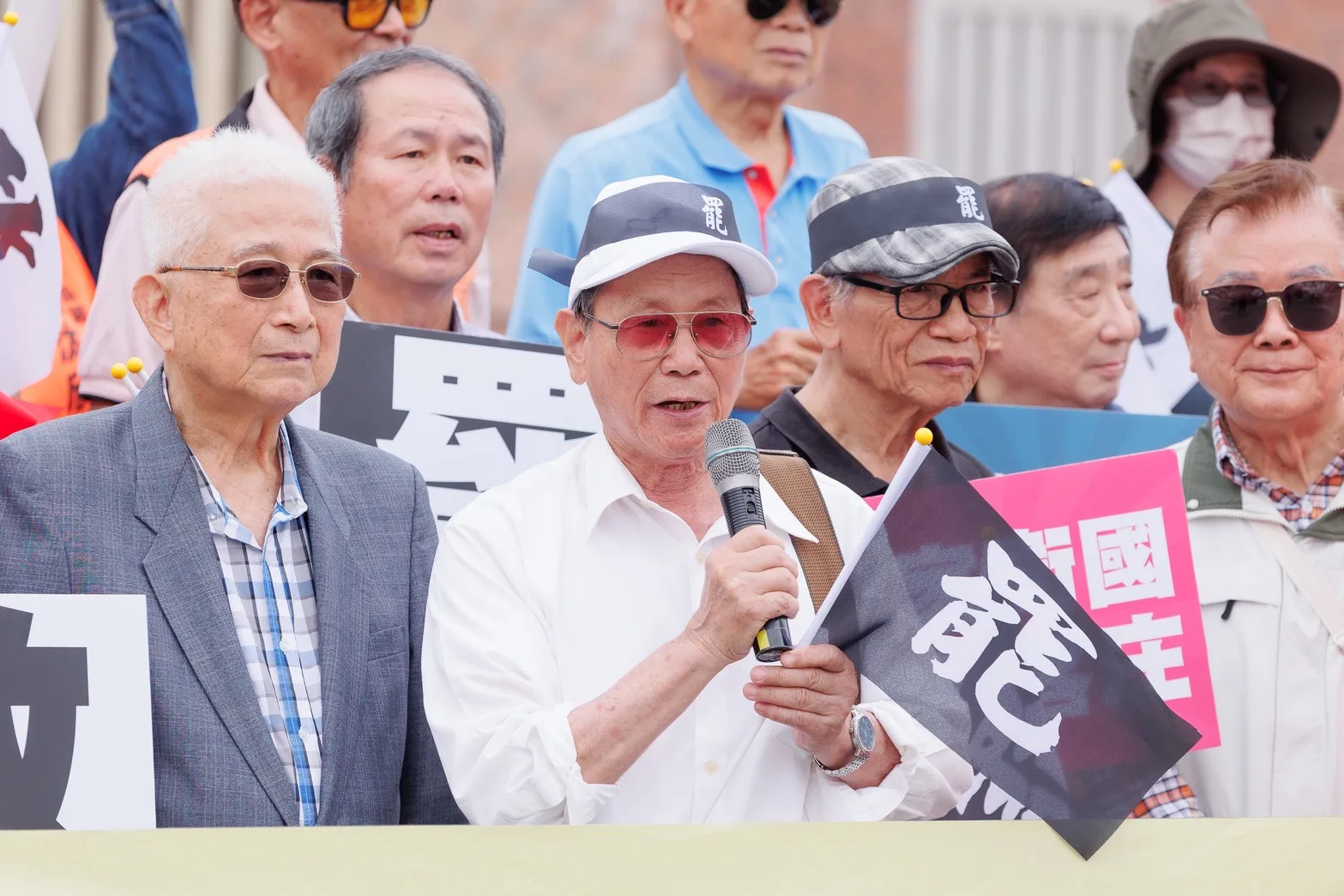 客家社團手持「罷」、「敢」標語,聲援新竹、苗栗的罷免團體。台灣客家聯盟協會提供