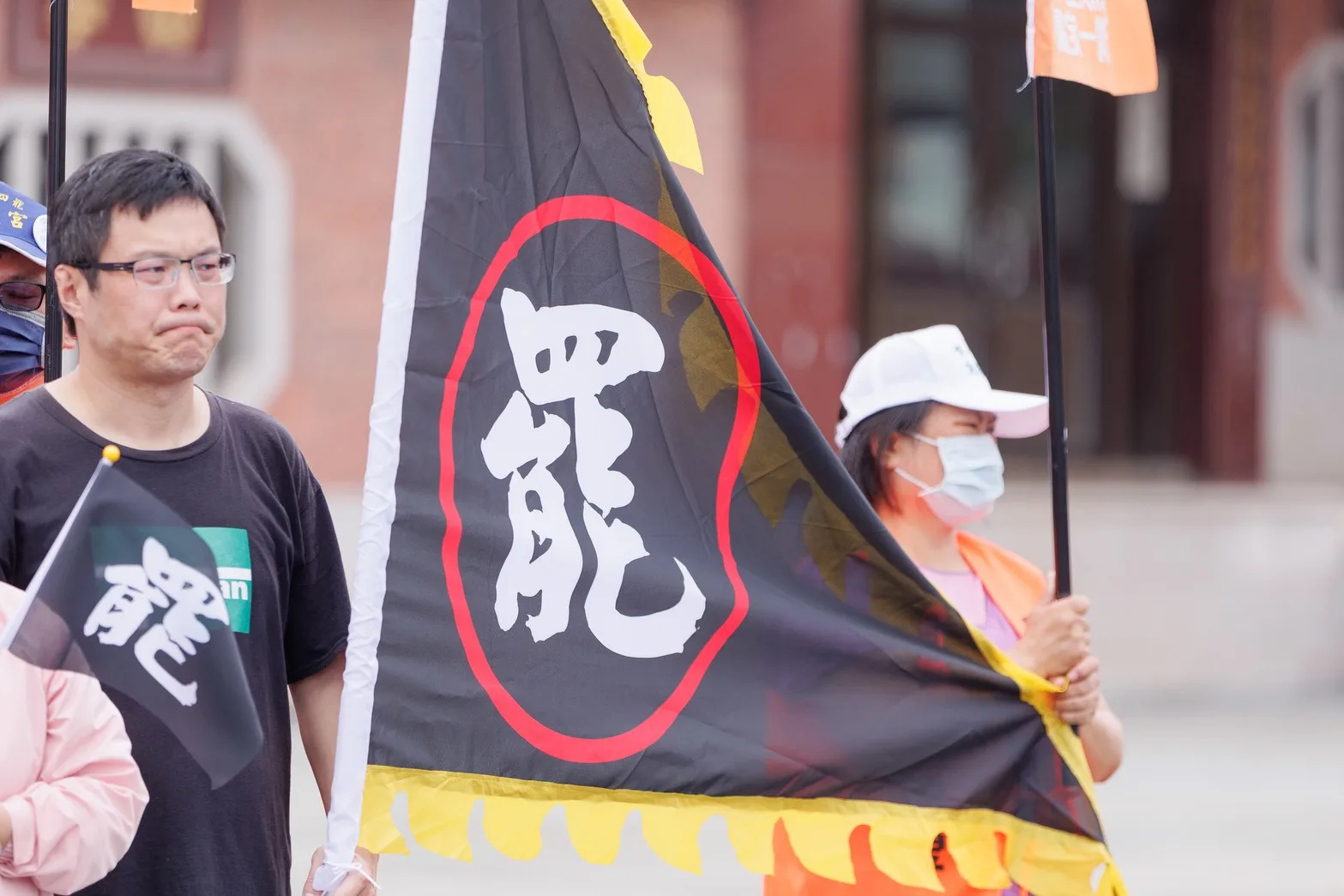客家社團手持「罷」、「敢」旗幟,聲援新竹、苗栗的罷免團體。台灣客家聯盟協會提供