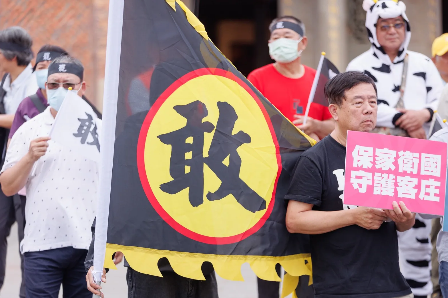 客家社團手持「罷」、「敢」旗幟,聲援新竹、苗栗的罷免團體。台灣客家聯盟協會提供