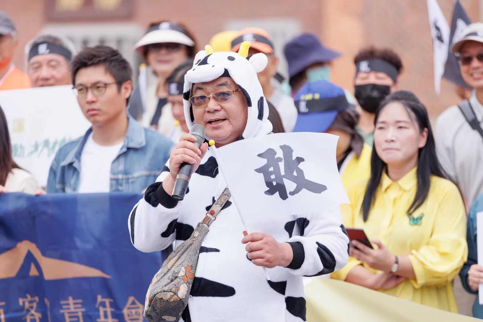 客家社團手持「罷」、「敢」標語,聲援新竹、苗栗的罷免團體。台灣客家聯盟協會提供