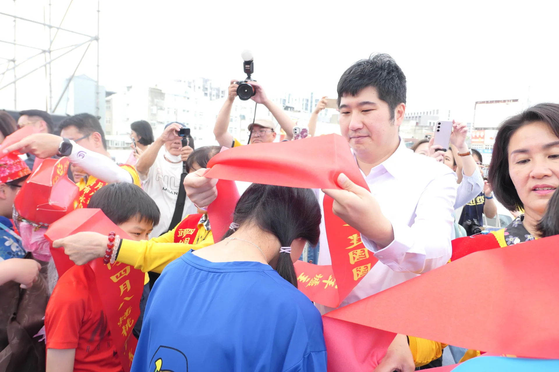 客委會副主委邱星威(右)幫青年爐主披肩帶。