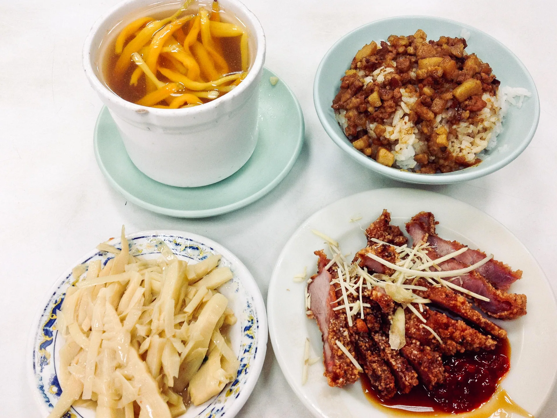 台北知名的雙連滷肉飯,金針湯是招牌特色。蕭秀琴攝