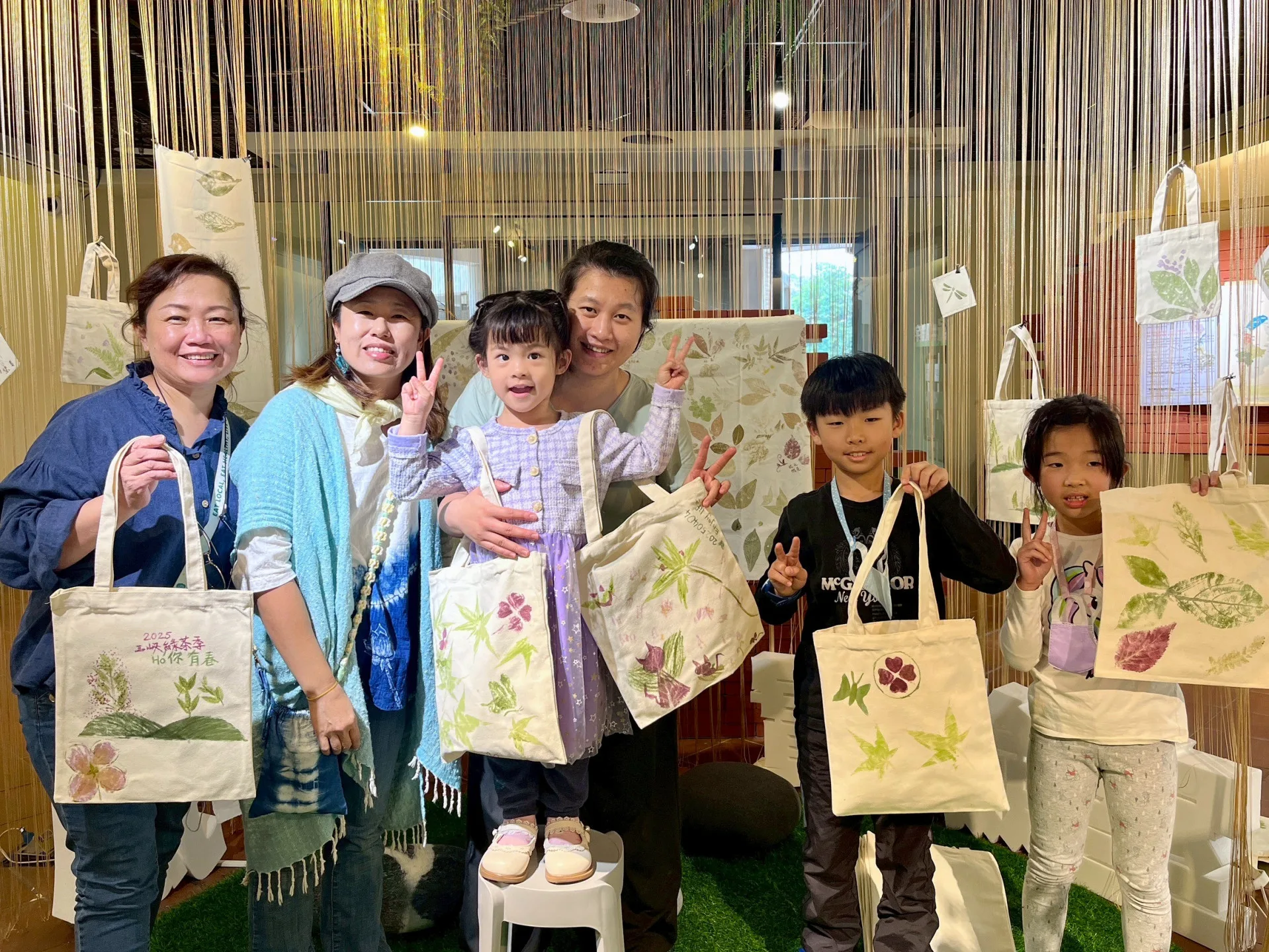 親子植物染拓印提袋,感受自然與手作樂趣。資料照,新北客家局提供