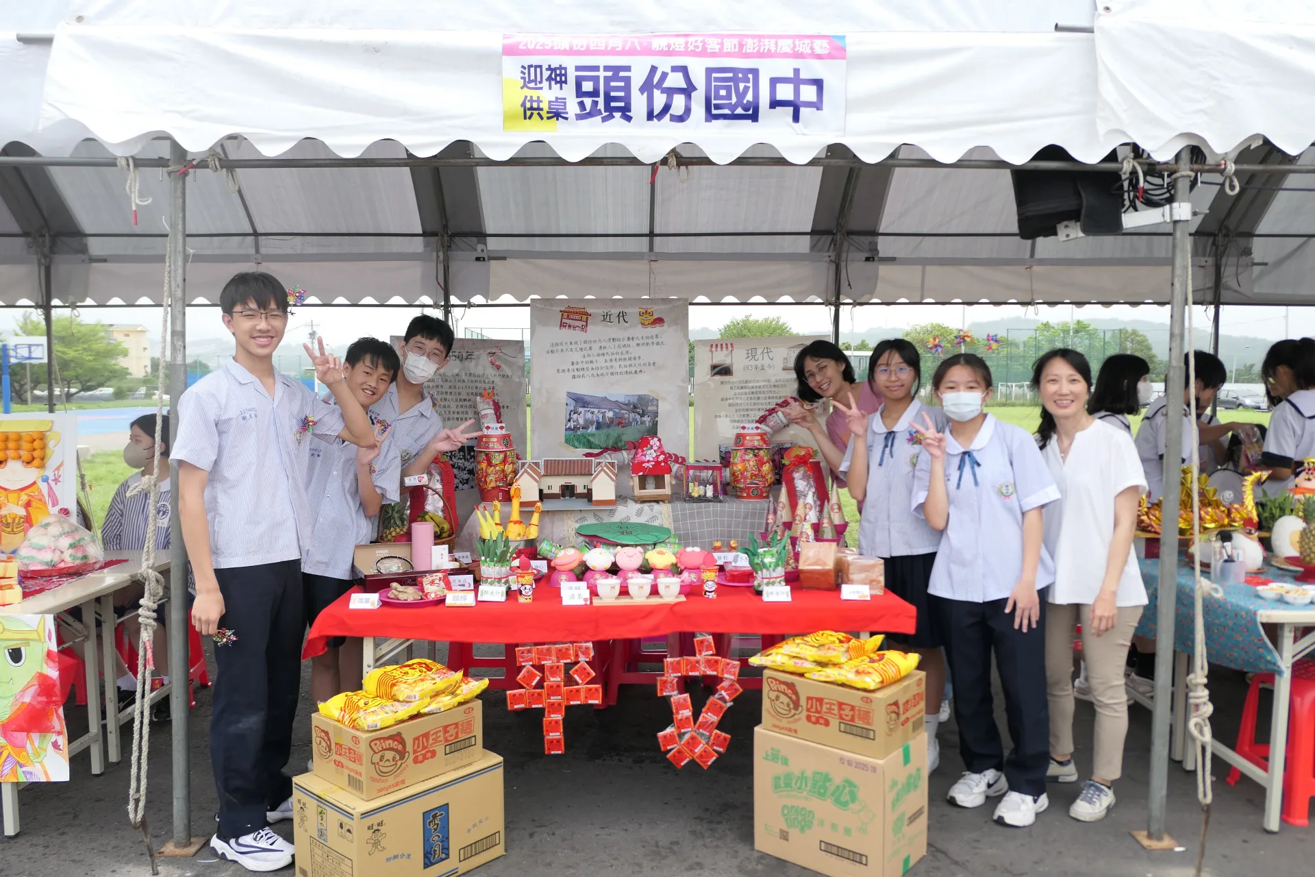 頭份市轄內4所國中及12所國小共襄盛舉,以有趣的創意供桌牲禮,迎接永貞宮媽祖遶境。客委會提供