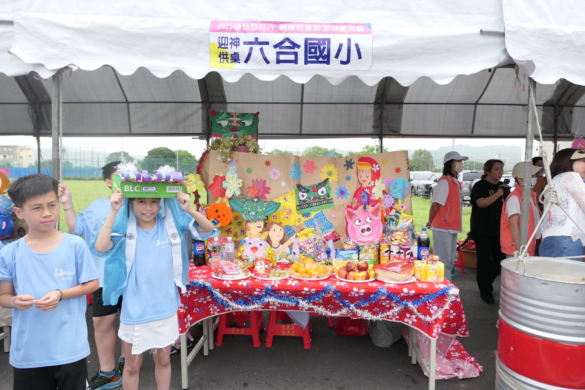 頭份市轄內4所國中及12所國小共襄盛舉,以有趣的創意供桌牲禮,迎接永貞宮媽祖遶境。