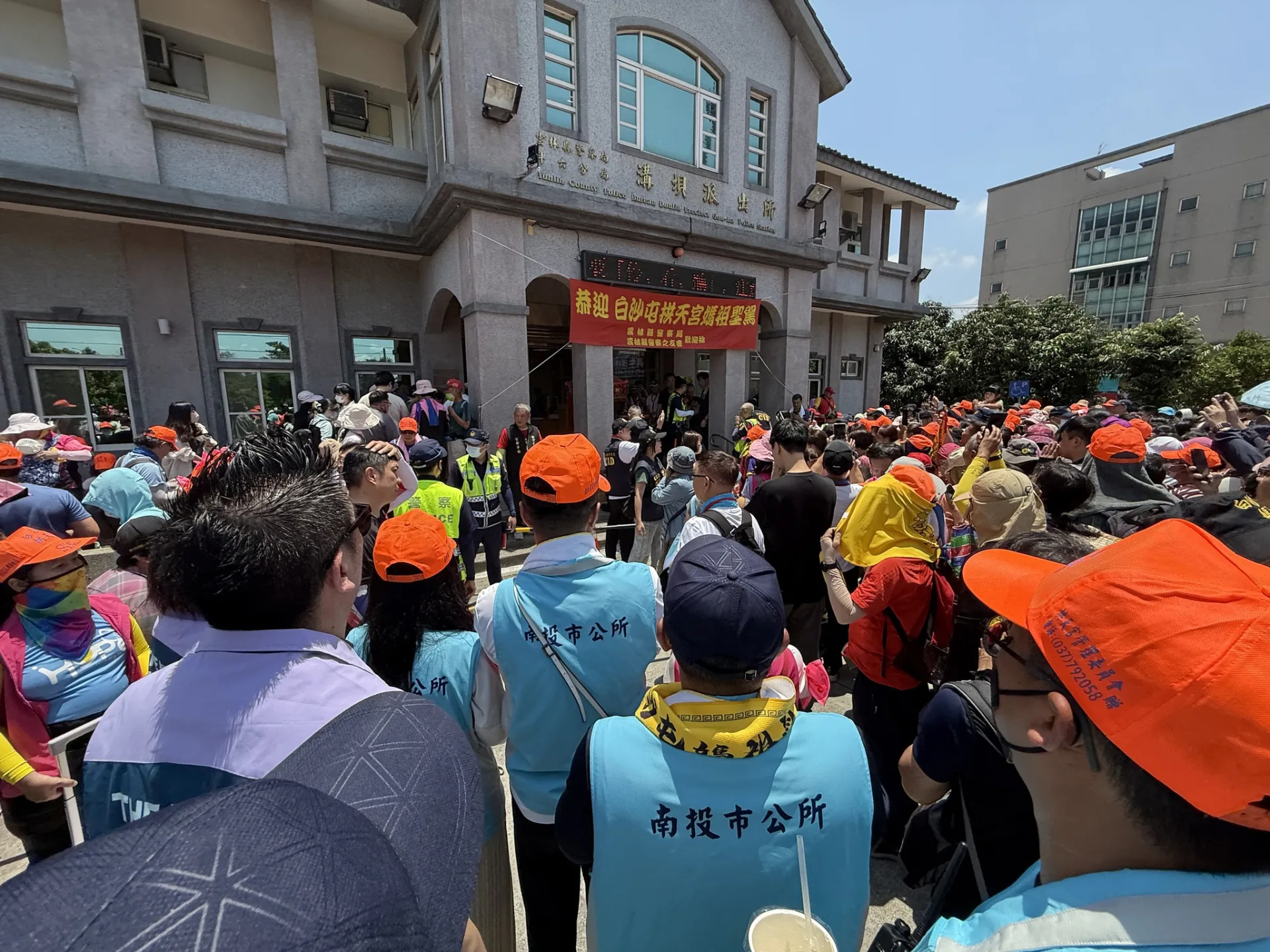 南投市公所同仁昨天至溝浿派出所,雙手合掌盼聖駕光臨南投。翻攝自張嘉哲(南投市長)臉書