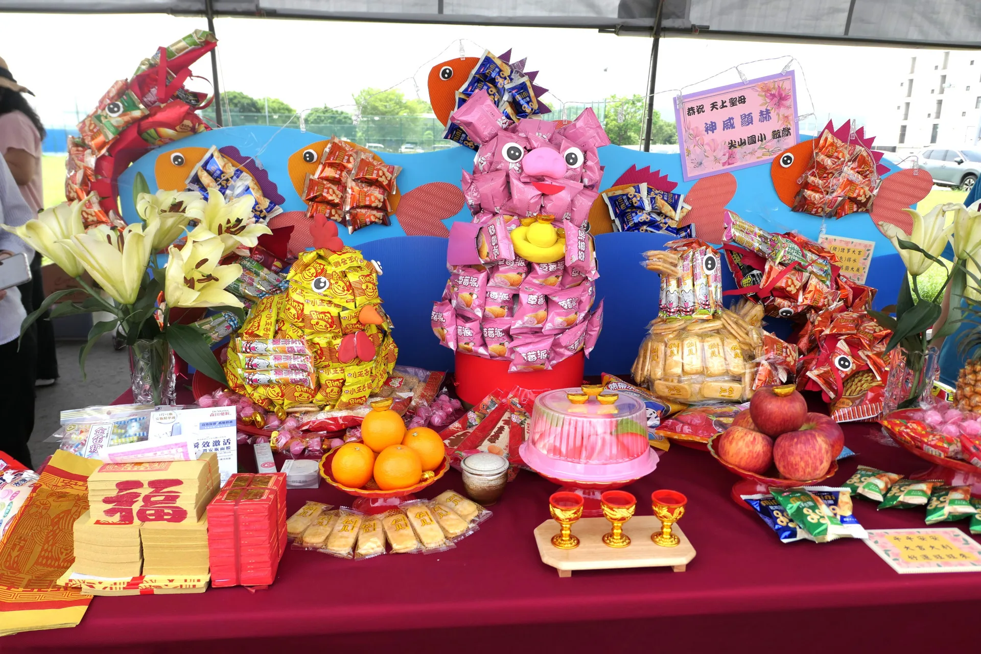頭份市轄內4所國中及12所國小共襄盛舉,以有趣的創意供桌牲禮,迎接永貞宮媽祖遶境。