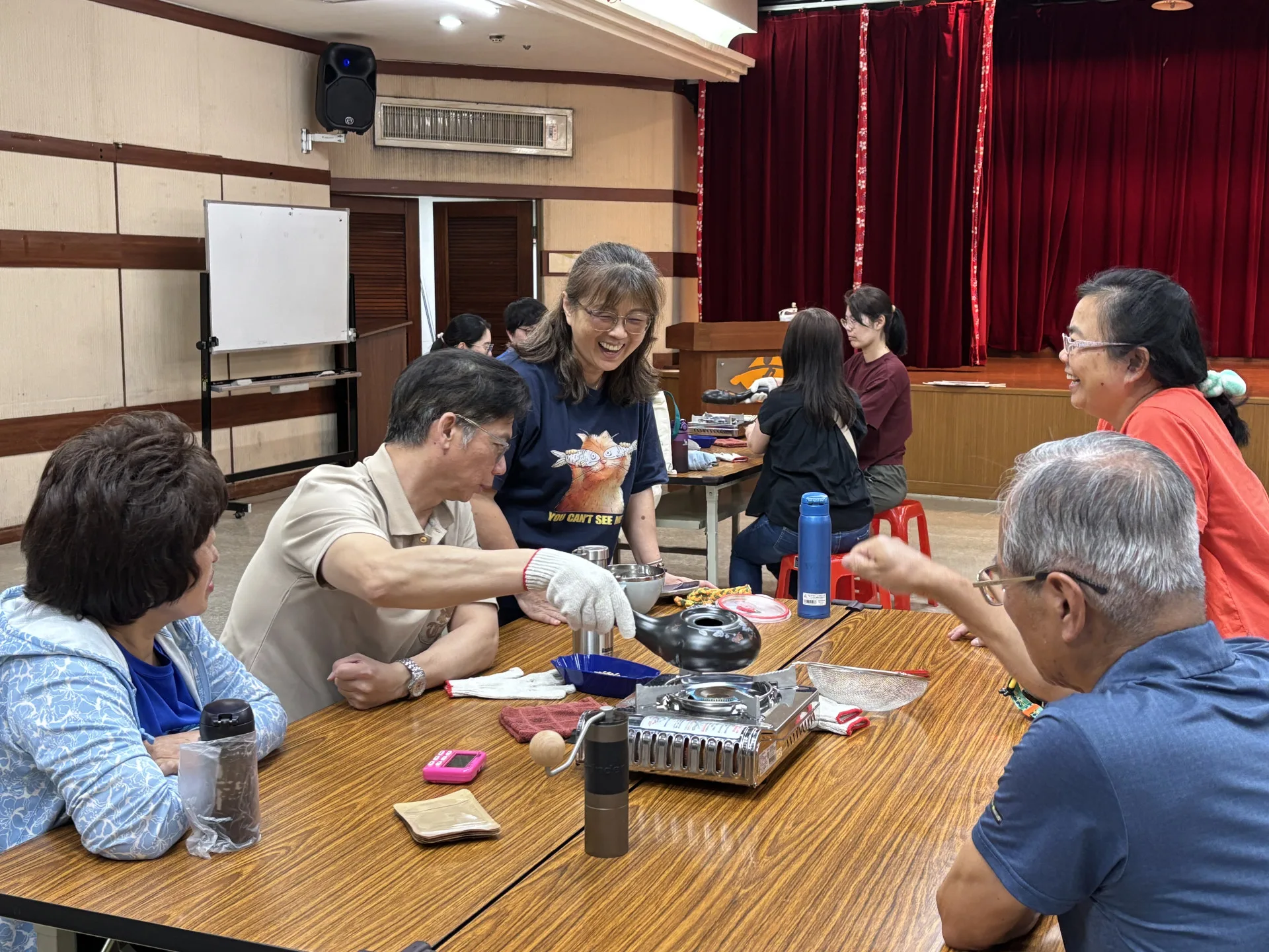 民眾開心體驗手烘咖啡豆,感受咖啡迷人香氣。資料照,新北客家局提供