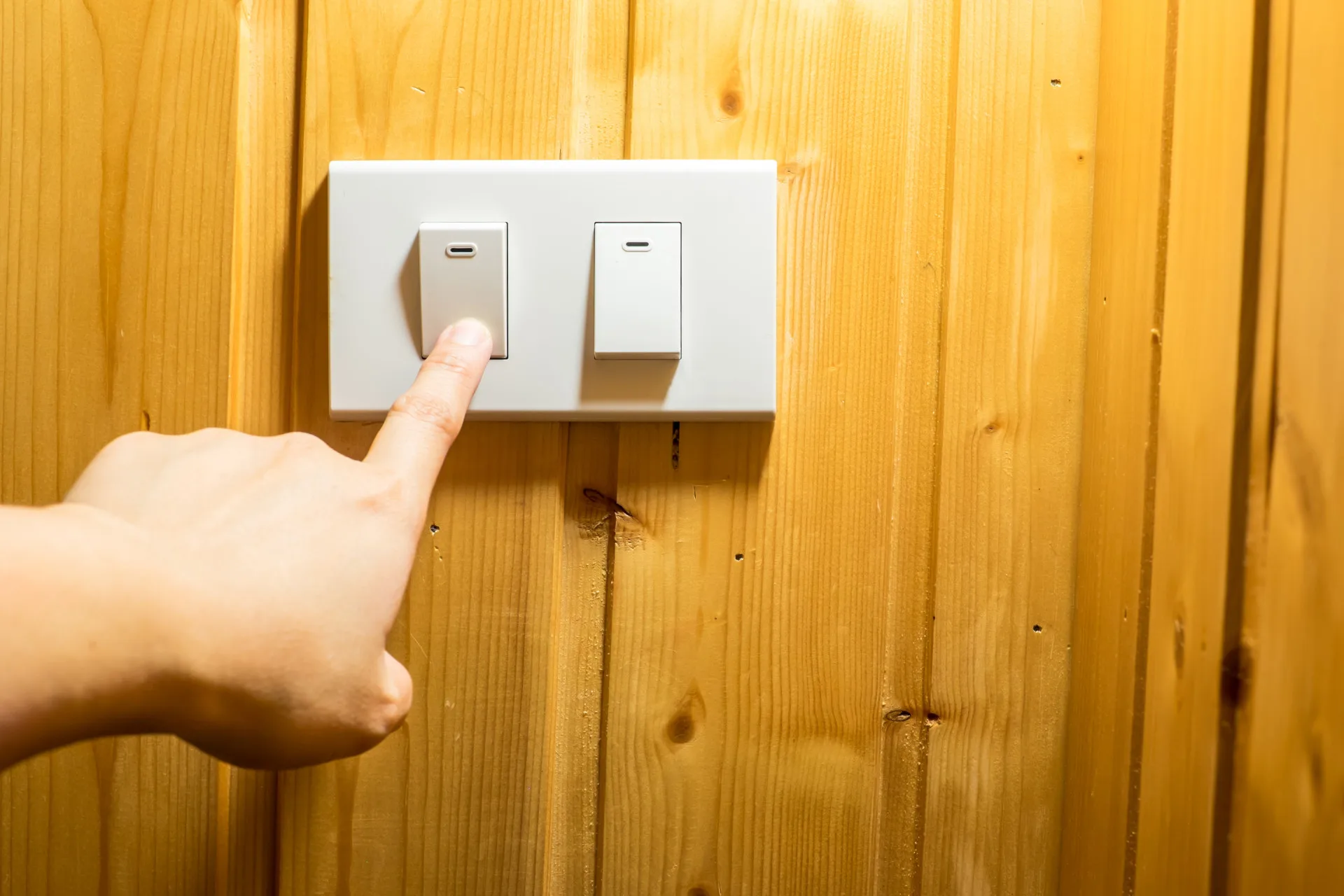 台電提醒,民眾在夏季用電高峰注意節能,像是調高冷氣溫度、減少尖峰時段用電等,以減輕電費負擔與降低電網壓力。示意圖。資料圖源envato