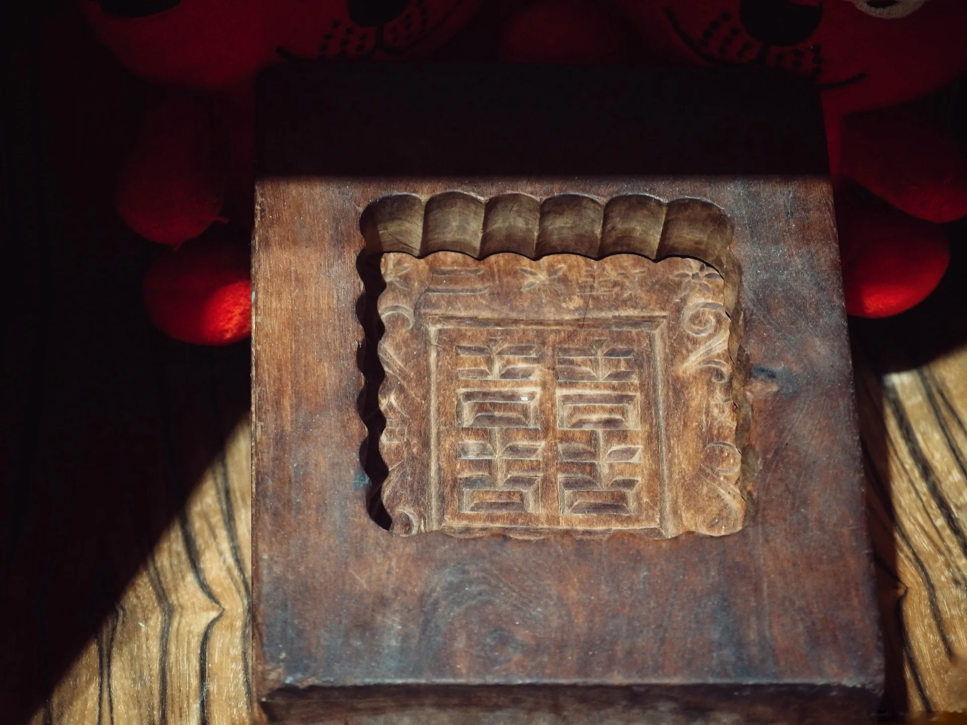 店裡保存著許多刻工精細的糕點模具,見證傳承的好味續。李翊彤攝