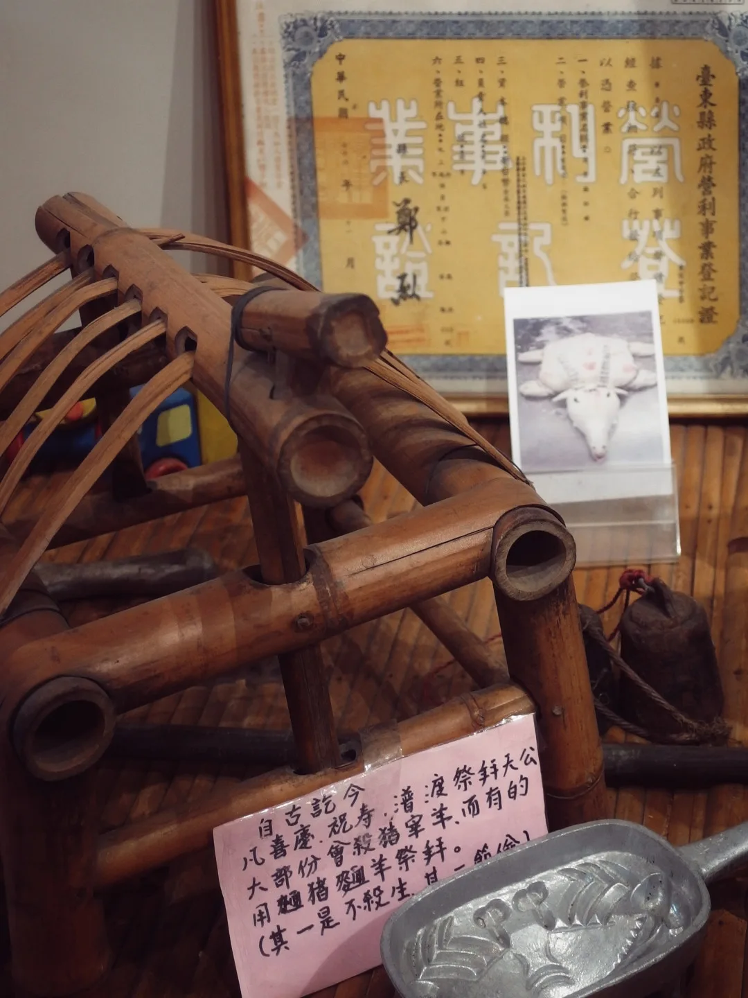 餅舖店面內仍保存著過去使用的器具,供來客觀賞。李翊彤攝