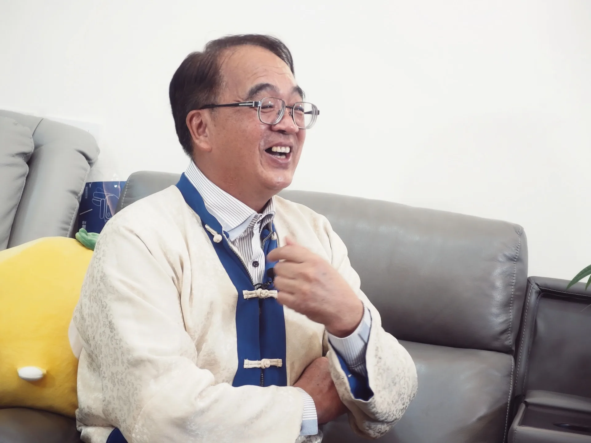 由於生長環境中有原住民的同學,加上家裡要求說客家話,戴文達從小通達多種語言,他笑說 :「會說原住民的語言及客家話,讓他從政之路得到很多支持。」李翊彤攝