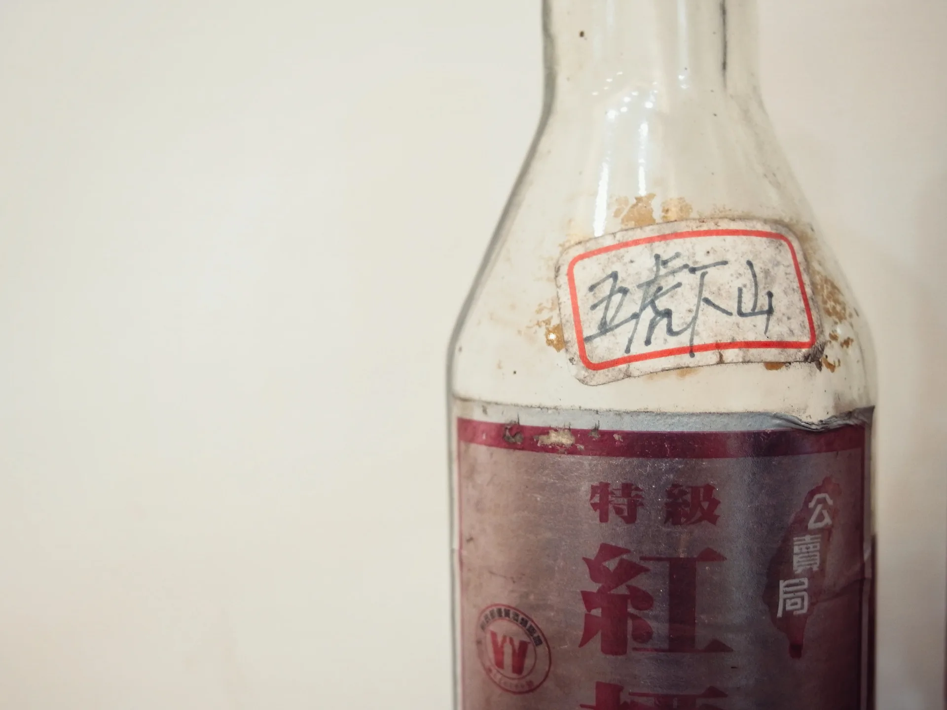 戴文達保留父親留下來的樟腦油及五虎下山中藥。李翊彤攝