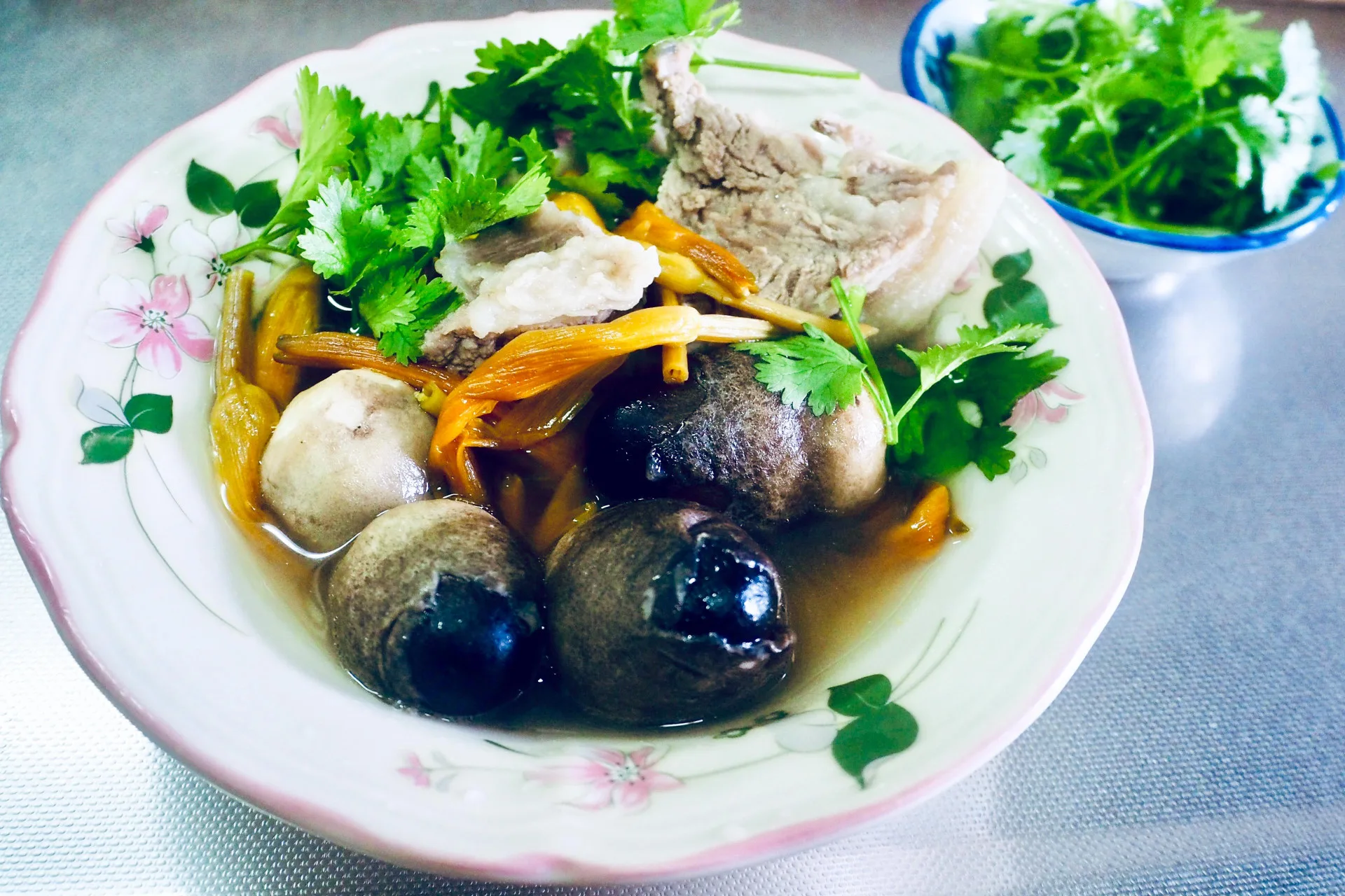 草菇金針湯也是一道名菜。蕭秀琴攝