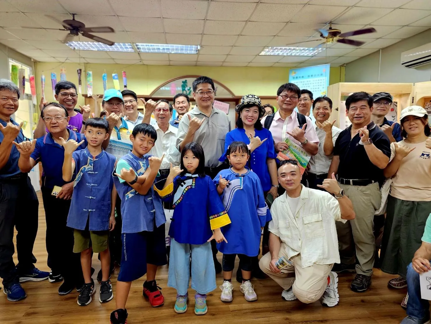 參與貴賓展場大合影。客發中心提供