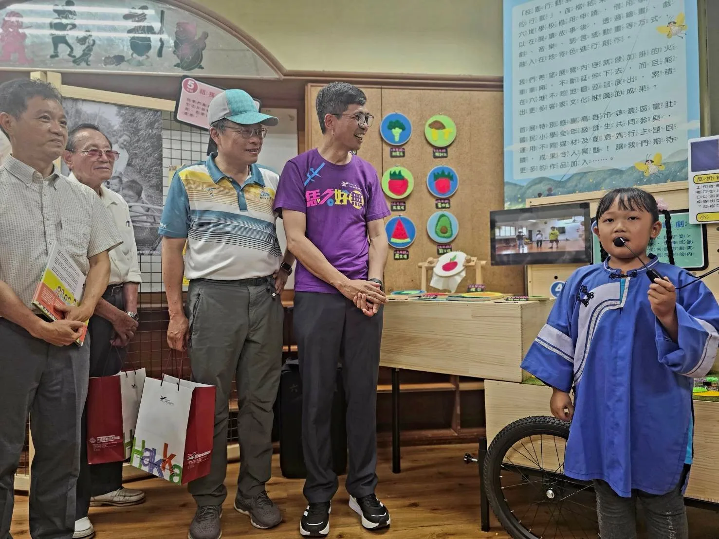 學童向來賓解說校園共創作品。客發中心提供