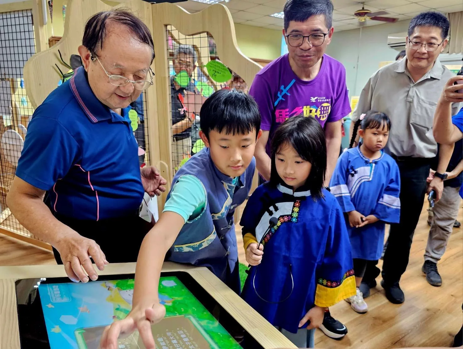 鍾鐵鈞帶領學童體驗客家童謠。客發中心提供