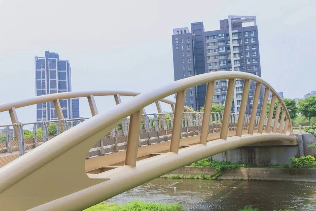 豆子埔溪沿線多項橋梁與步道改善工程已完成,其中位在竹北高中後方的義崙橋因褪色鏽蝕,目前已重整並粉刷,提升美觀。竹北市公所提供