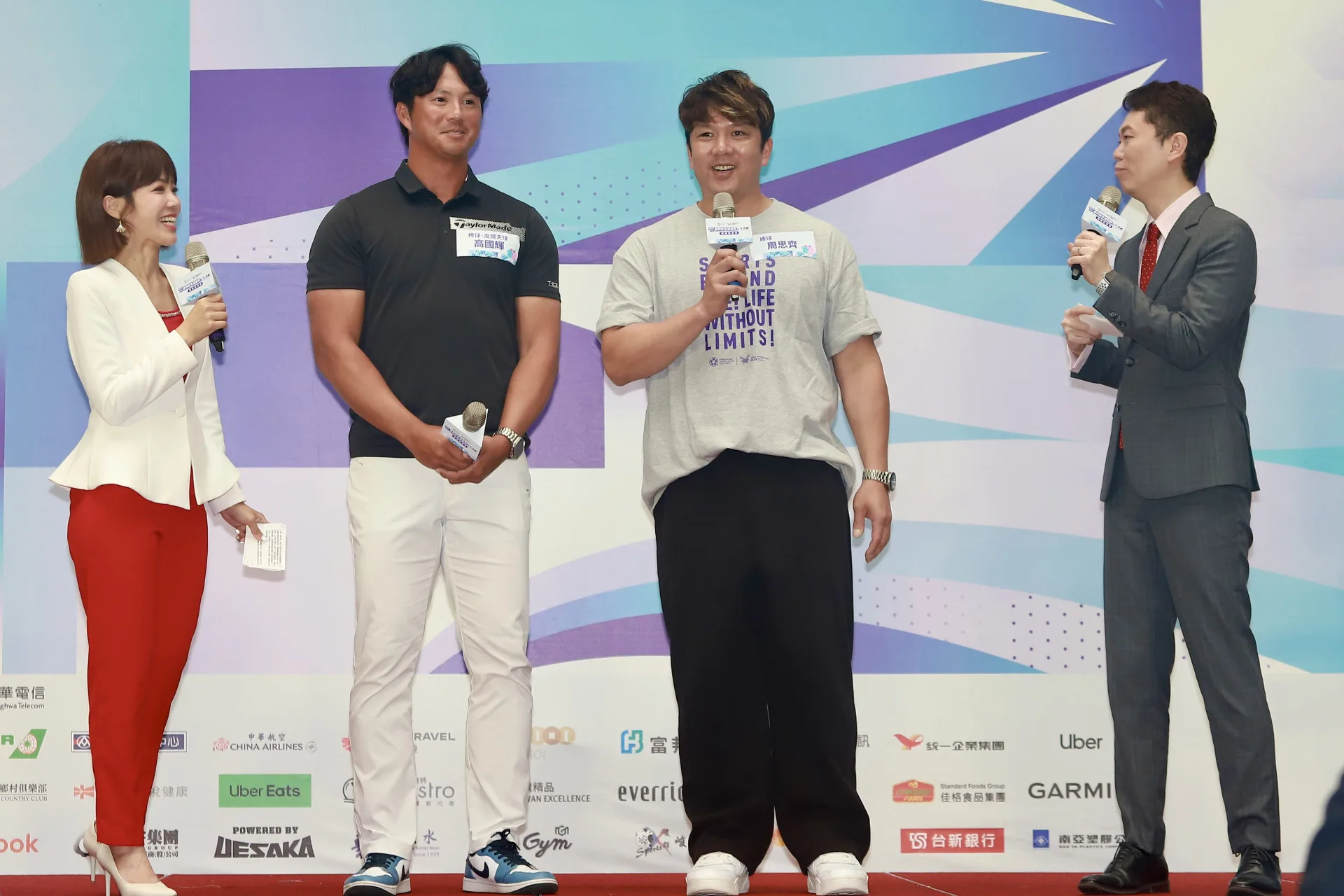 退役棒球選手周思齊（右）與高國輝（左）和大家分享參賽心情。台北市政府提供