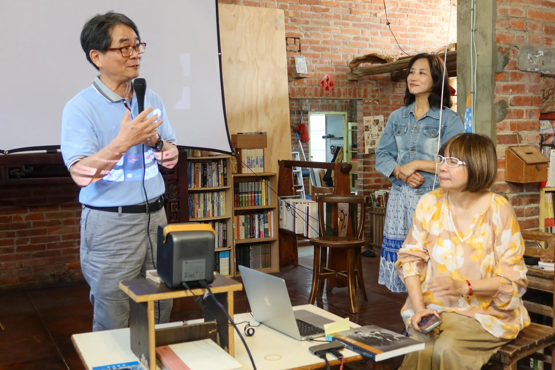 作家王幼華教授（左）曾幫張漢文編輯兩冊《張漢文先生作品集》，也發表感言。何來美攝