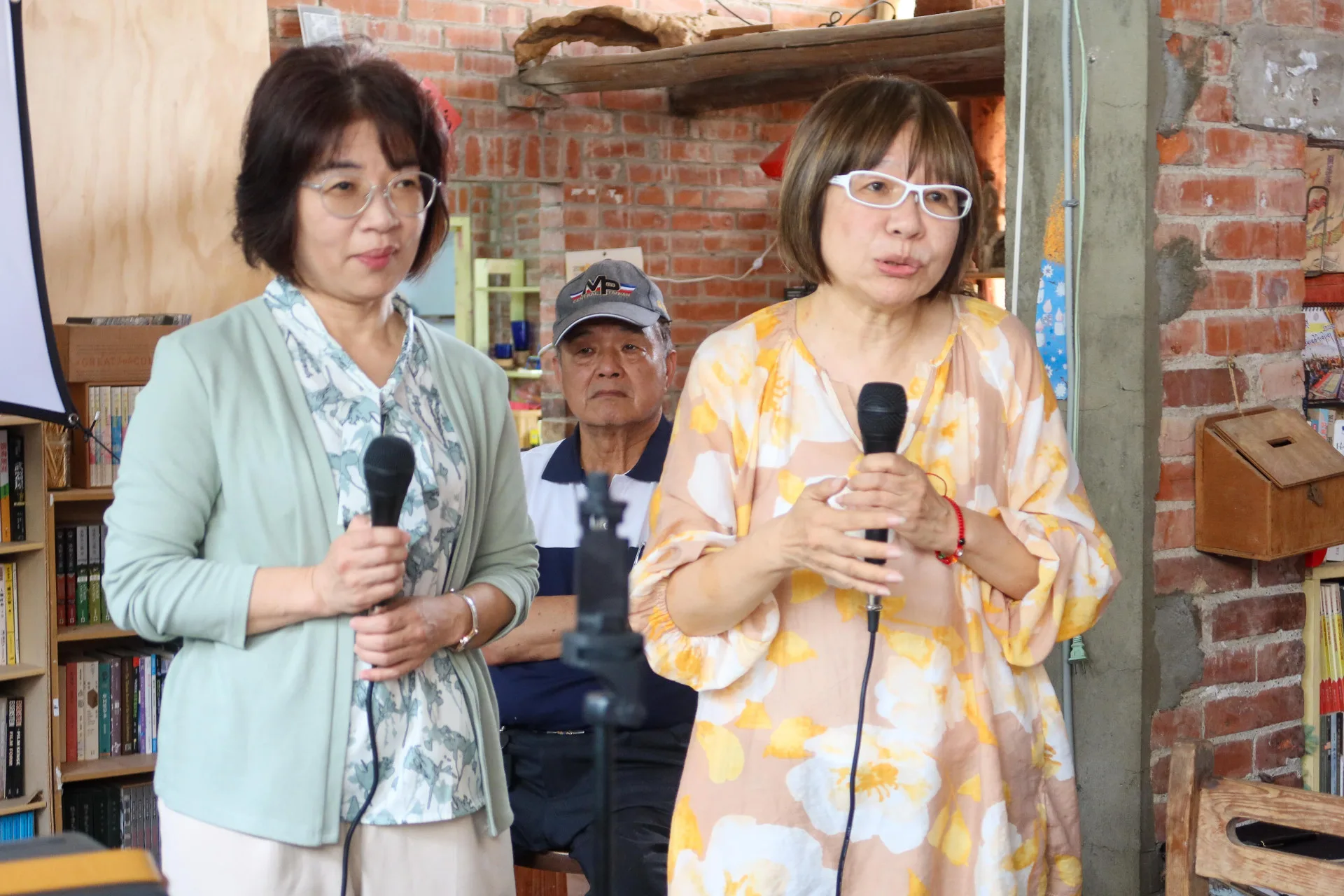 張典婉（右）在新書發表會上與堂妹張典娥親切互動。何來美攝