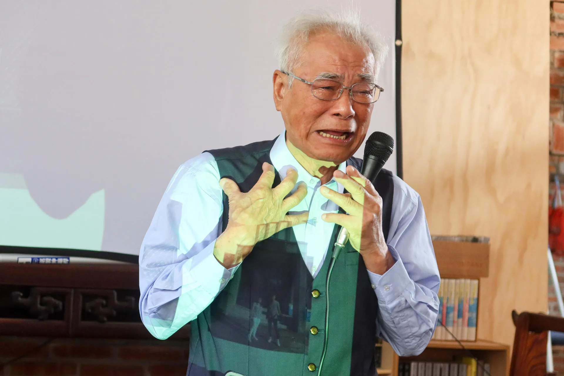 張典詒感念祖父張運發乙未抗日情操，幫11位烈士收屍埋葬，後還撿骨建塚，且要子孫如祖墳般年年掃墓，激動地落淚。何來美攝+
