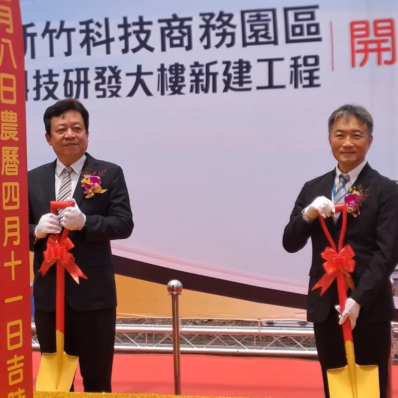 台灣肥料公司新竹「D7-B科技研發大樓新建工程」8日舉行開工典禮,董事長李孫榮(左)表示,看好綠氨裂解綠氫,做為綠能發電的原料,為需要綠電的半導體等產業提供服務,台肥將扮演全台最大氮裂解氫能源供應商;右為台肥總經理張滄郎。中央社