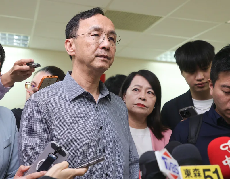 國民黨主席朱立倫(左)8日表示,民主也可能產生法西斯、也會變成獨裁,這才是大家所學到的歷史教訓;要嚴格面對殘害民主、迫害在野黨、傷害所有人權的獨裁者,這是共同的目標,也是他的原意。中央社