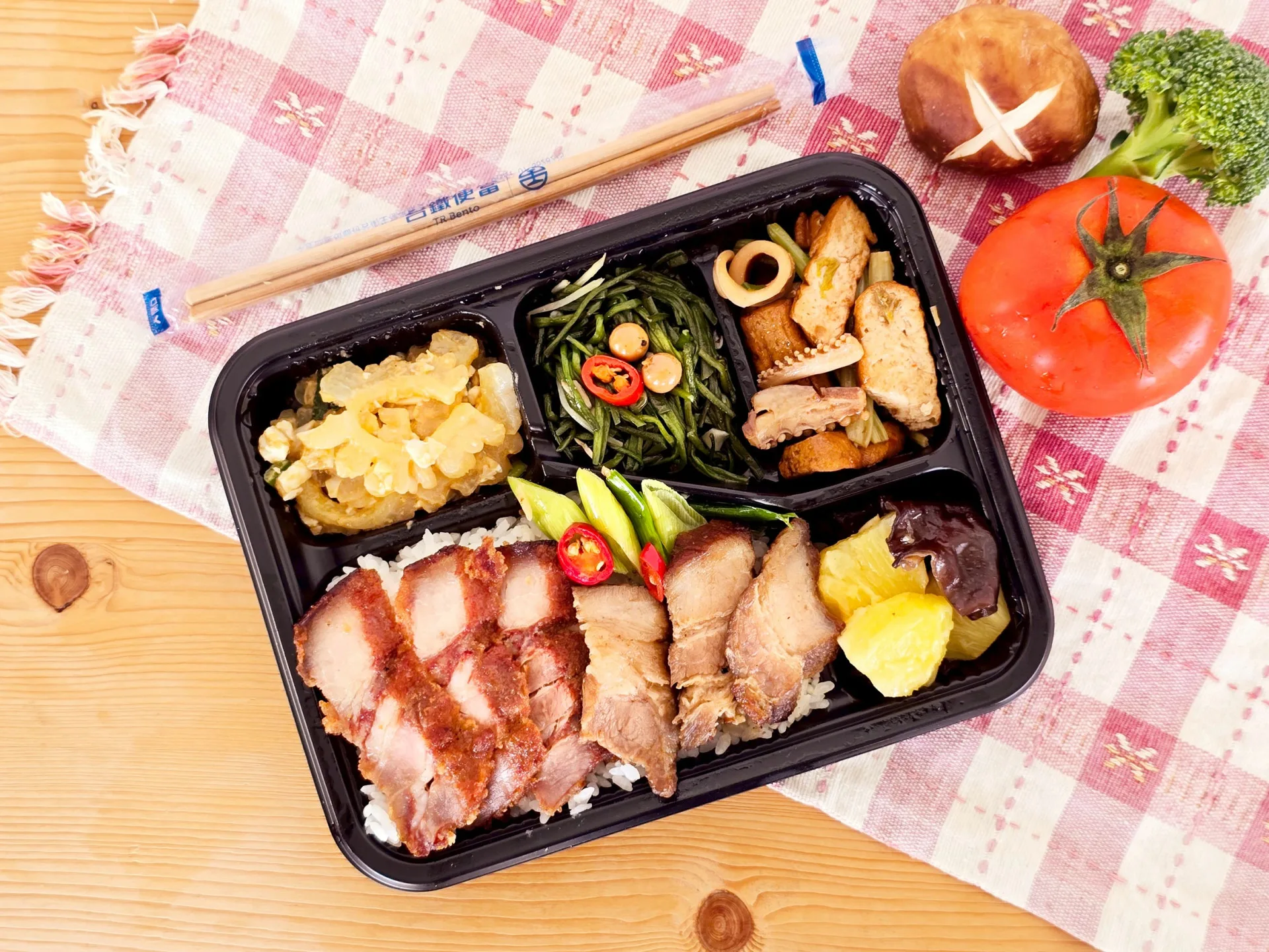 幸福食客便當裝滿令人垂涎的客家味。臺鐵提供
