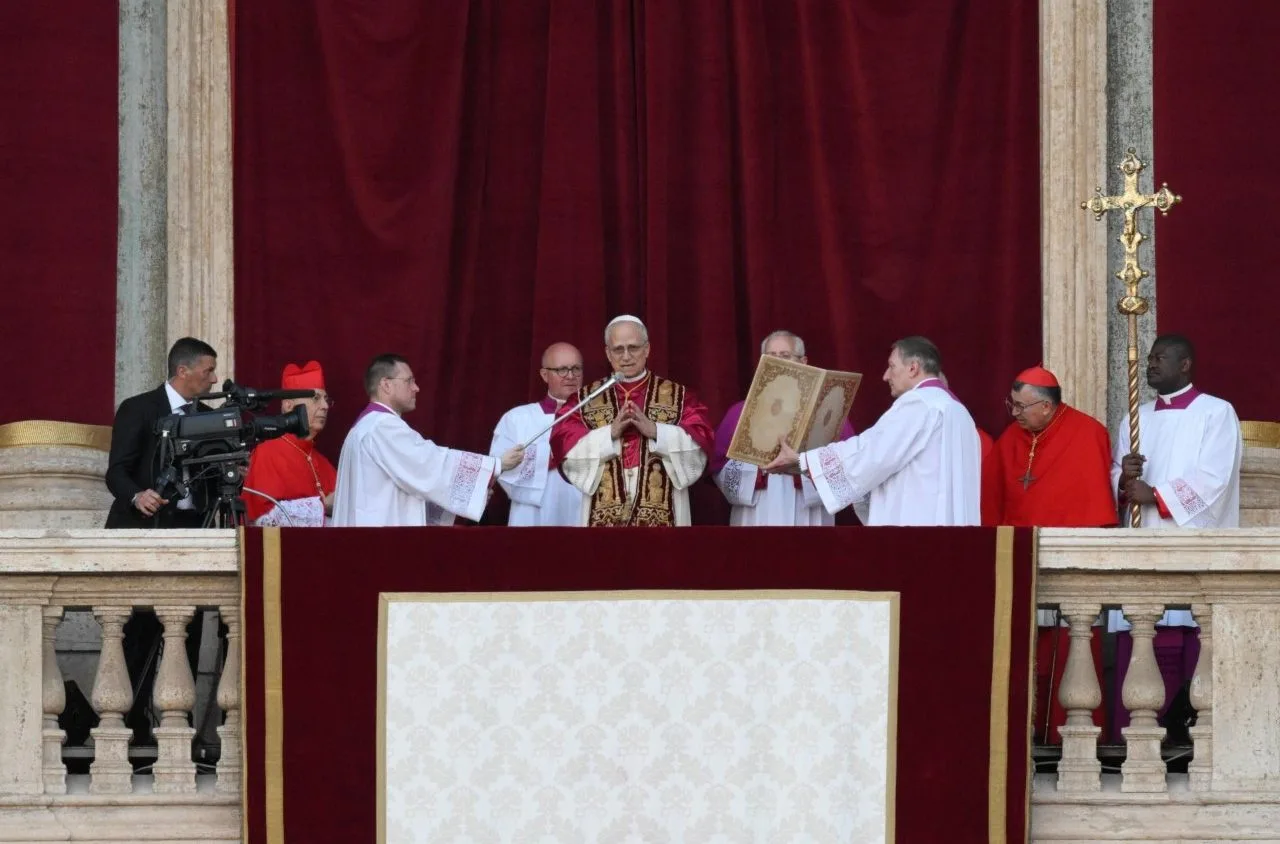 良十四世首度以教宗身分在聖伯多祿大殿主陽台發表談話。翻攝自vatican news