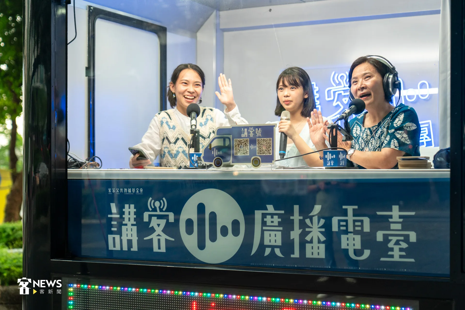 節目《後生呷呷滾》年輕主持人分享母親節故事、節目中大唱客語歌獻愛媽媽。洪藝晅攝