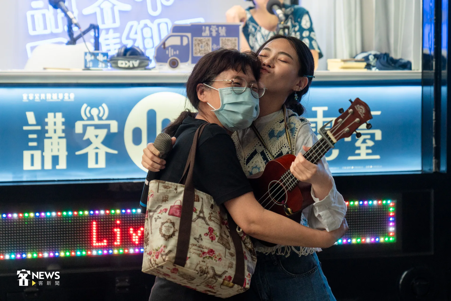 宋竹梅的媽媽余麗萍今天特地請假,從桃園北上看女兒錄音。洪藝晅攝