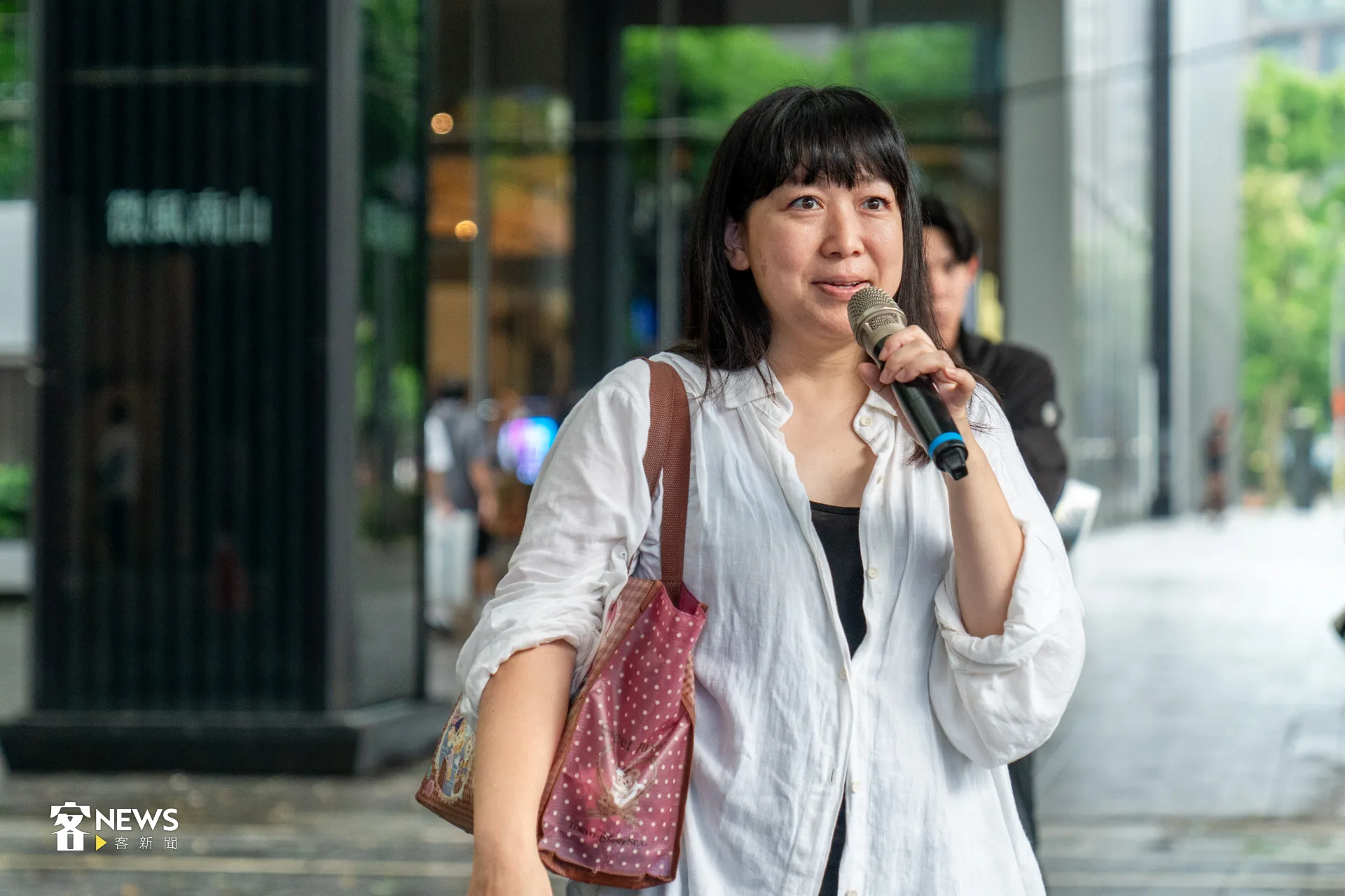 來自屏東客庄的李翠珊,在主持人的鼓勵下,大聲說出「講客廣播電台」的客語。