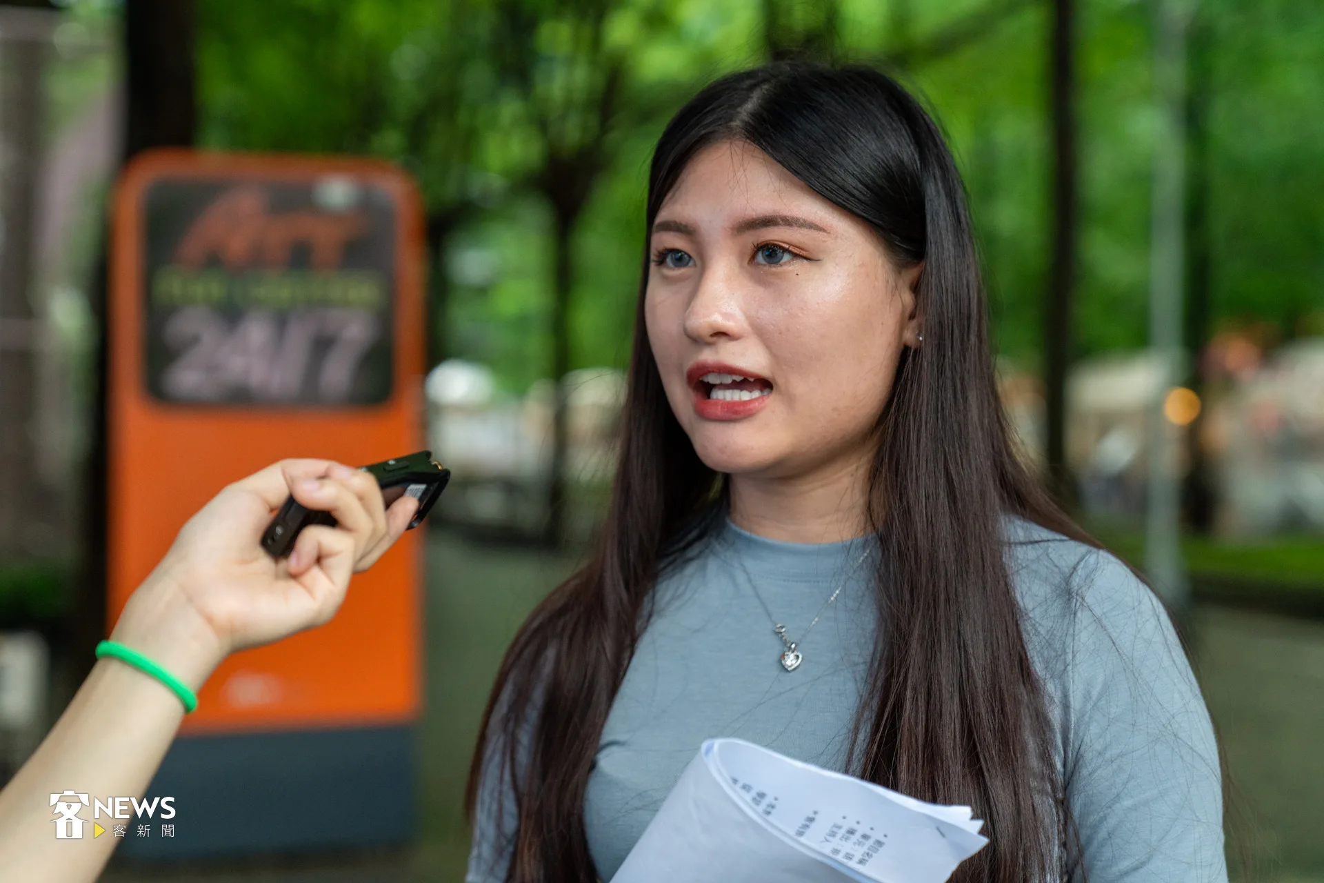 「現場錄音可以直接跟聽眾互動,營造臨場的氛圍感。」後生主持人方婕羽說。洪藝晅攝