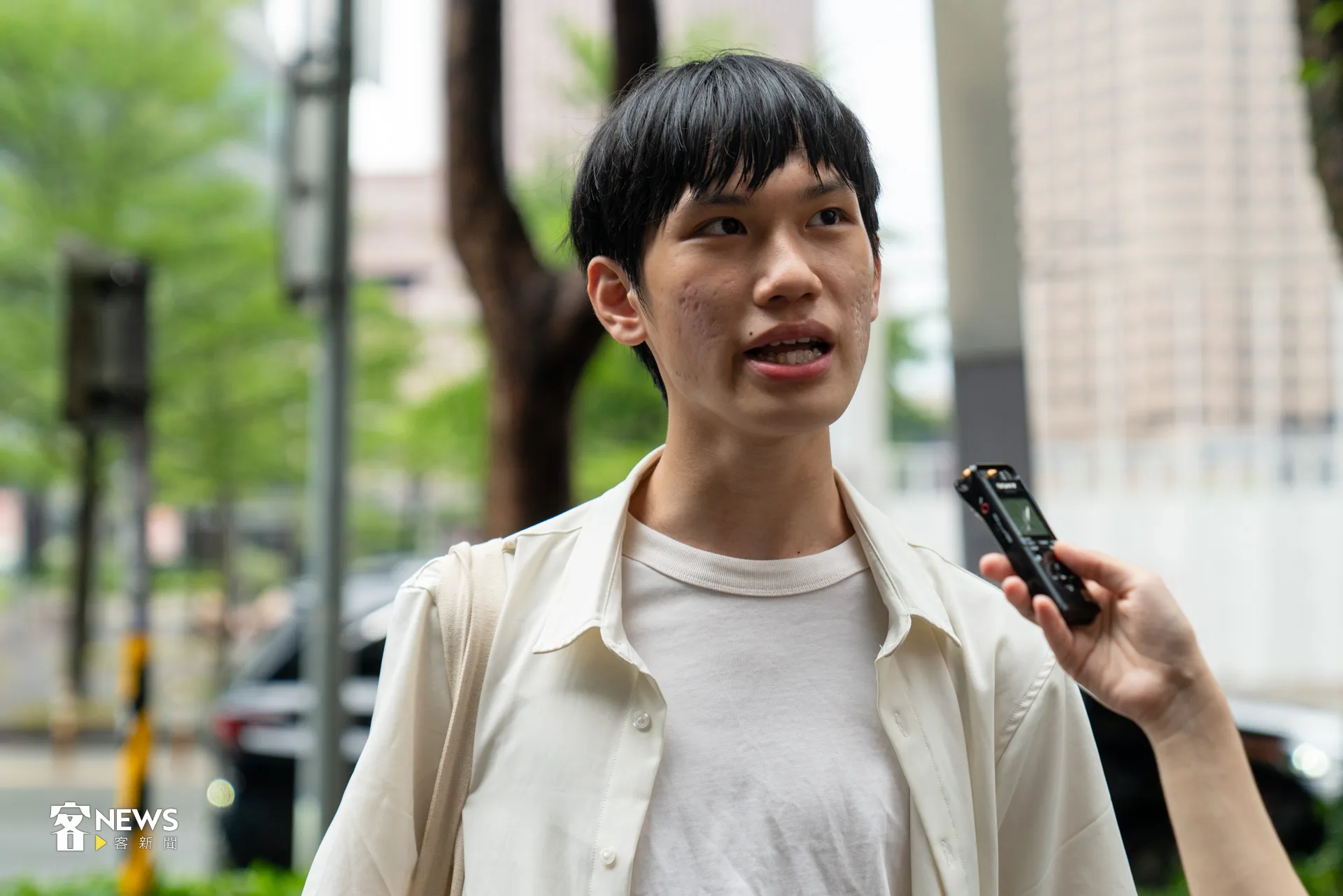 初次戶外錄音的主持人陳成坦言,現場互動感強烈。洪藝晅攝